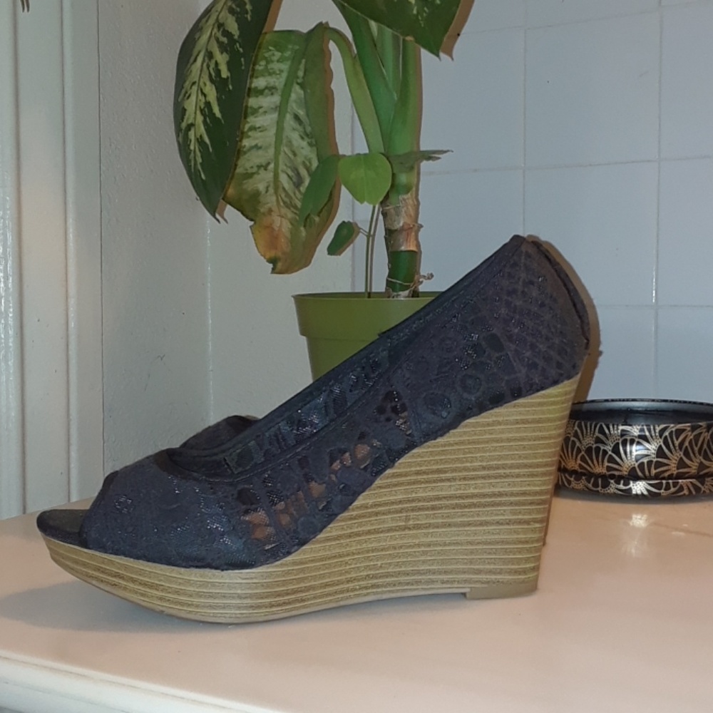 Shoes - Picture 2 of 5